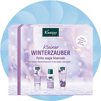 Verpackung eines Kneipp Geschenksets in lila Marmoroptik mit Aufschrift „Kleiner WINTERZAUBER Petite magie hivernale“, drei abgebildeten Produkten vorne und Hinweis „Kleine Auszeit mit großer Wirkung“