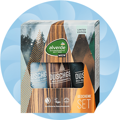 Geschenkset mit drei alverde MEN Duschgels in einer Kartonverpackung mit Holzmaserung und Waldillustration, Aufdruck „alverde NATURKOSMETIK SEIT 1988“, „DUSCHGEL BIO-ZEDERNHOLZ“, „BIO-EUKALYPTUS“ und „BIO-ISLAND-MOOS“, Hinweis „LIMITED EDITION“ und Symbole für zertifizierte Naturkosmetik