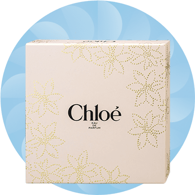 Quadratisch verpackte Parfümbox in zartem Rosé mit goldenen, gestanzten Blumenmustern und schwarzem Schriftzug „Chloé Eau de Parfum“