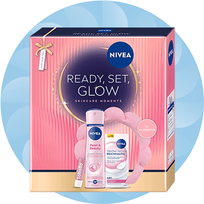 Geschenkset mit NIVEA-Logo und der Aufschrift „READY, SET, GLOW“, enthält ein rosa Duschschaum „Pearl & Beauty“, eine Dose NIVEA Creme und einen rosa Bade-/Haarschwamm, Verpackung in Rosa mit goldenen Akzenten
