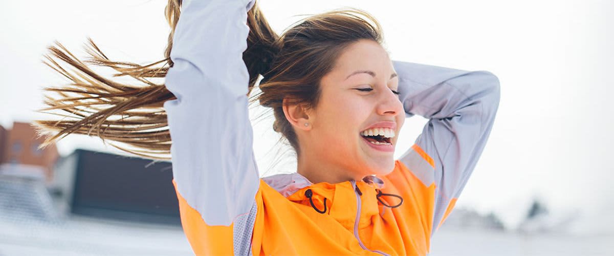 lächelnde, fitte Frau