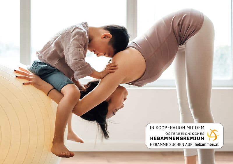 Mama und Sohn auf Gymnastikball