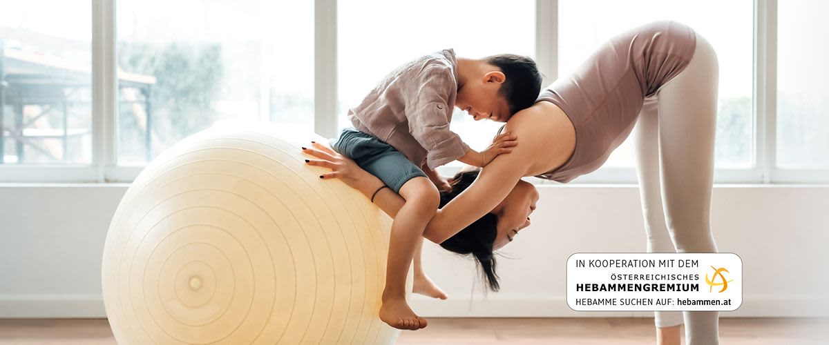 Mama und Sohn auf Gymnastikball