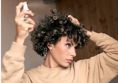 Frau mit lockigen Haaren