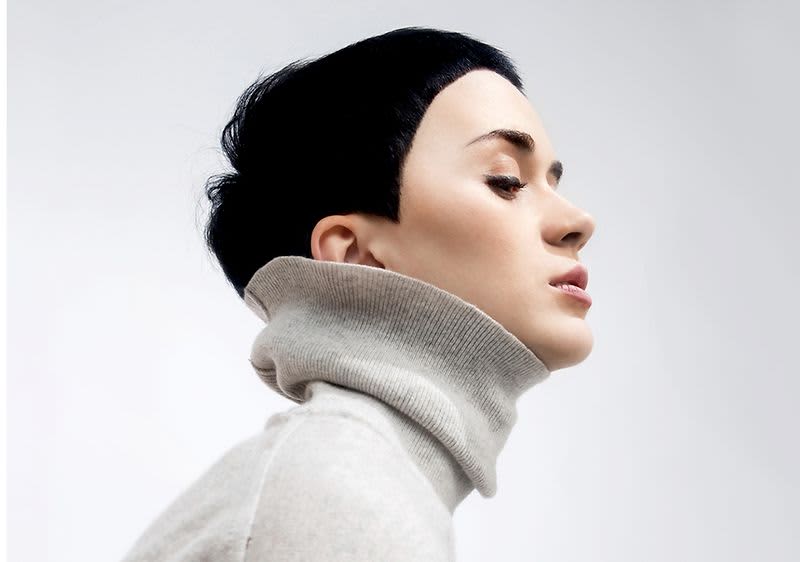 Frau mit kurzem Haarschnitt