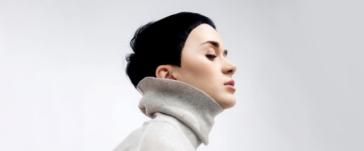 Frau mit kurzem Haarschnitt