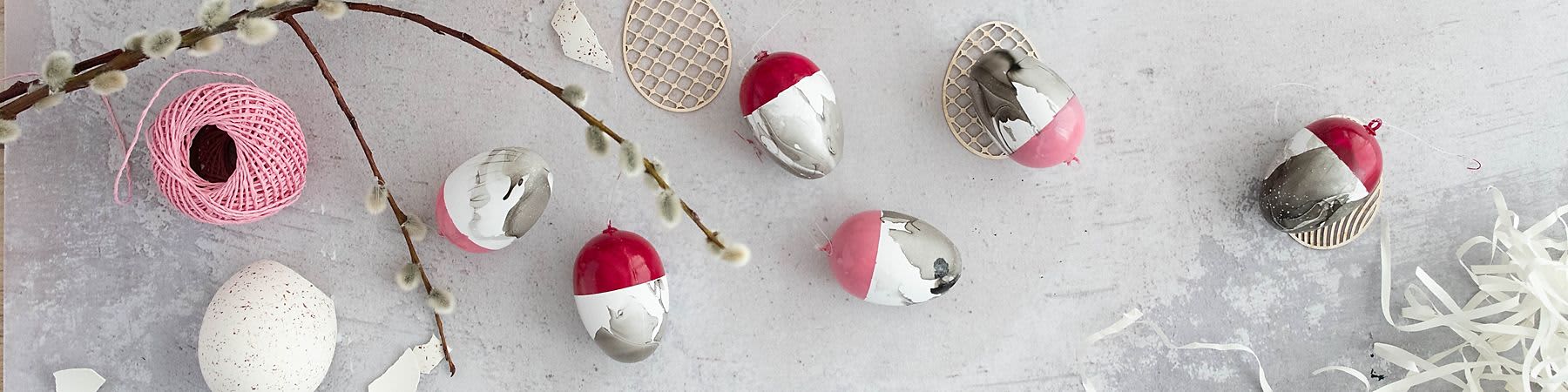 Ostereier und Palmkätzchen-Zweig