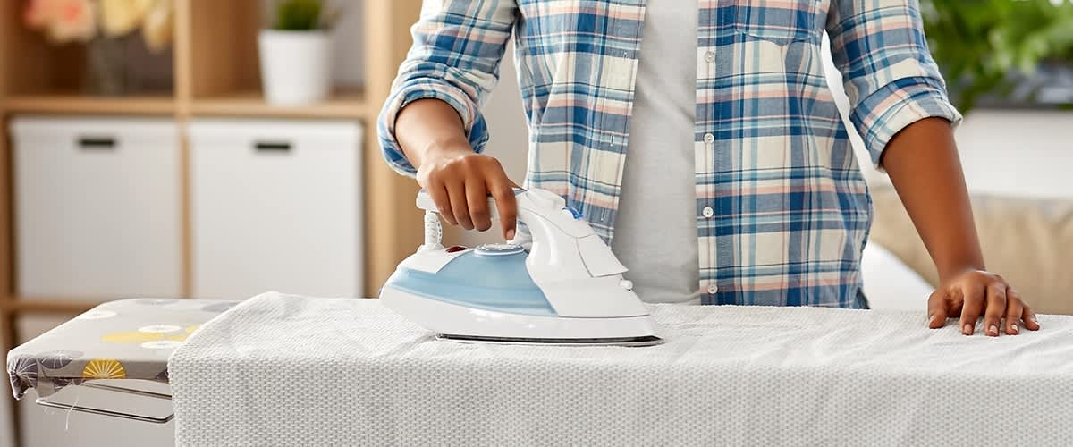 Frau bügelt