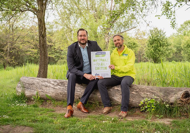 Im Bild: dm Geschäftsführer Harald Bauer und Global 2000 Biodiversitätsexperte Dominik Linhard