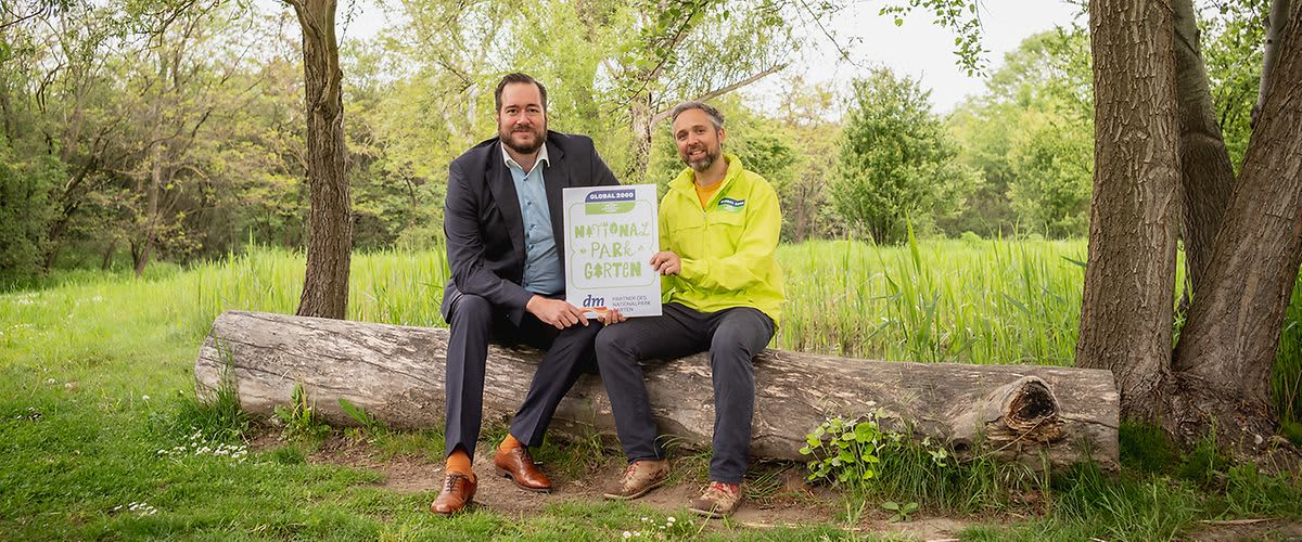 Im Bild: dm Geschäftsführer Harald Bauer und Global 2000 Biodiversitätsexperte Dominik Linhard
