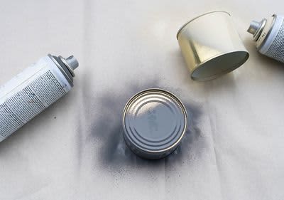 Dosen mit Spraydose