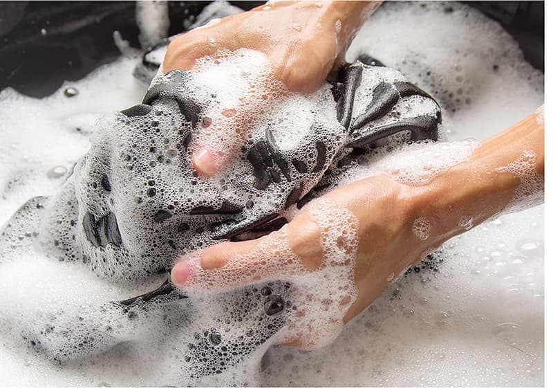 Wäsche mit der Hand waschen