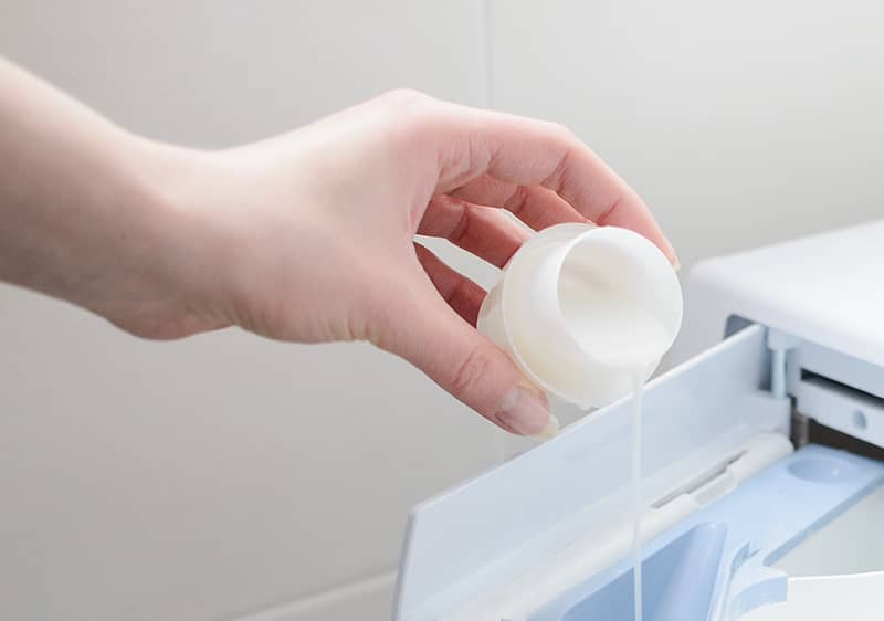 Weichspüler zur Wäsche geben