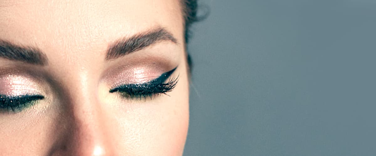 Frau mit geschminktem Cut Crease