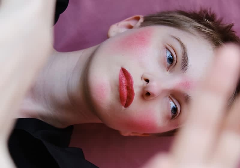 Frau mit roten Lippen