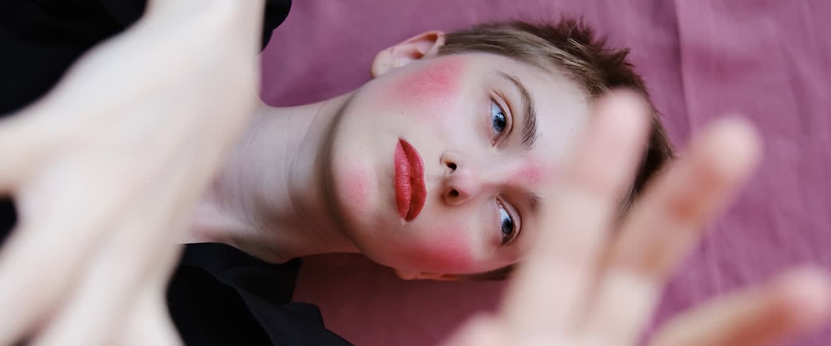 Frau mit roten Lippen