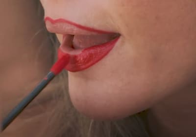 roten Lippenstift auftragen