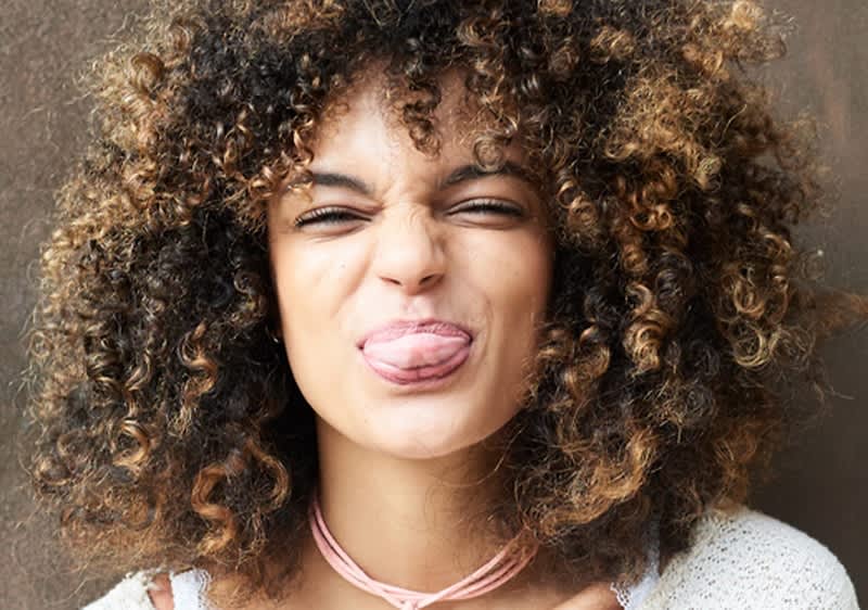 Frau mit rausgestreckter Zunge