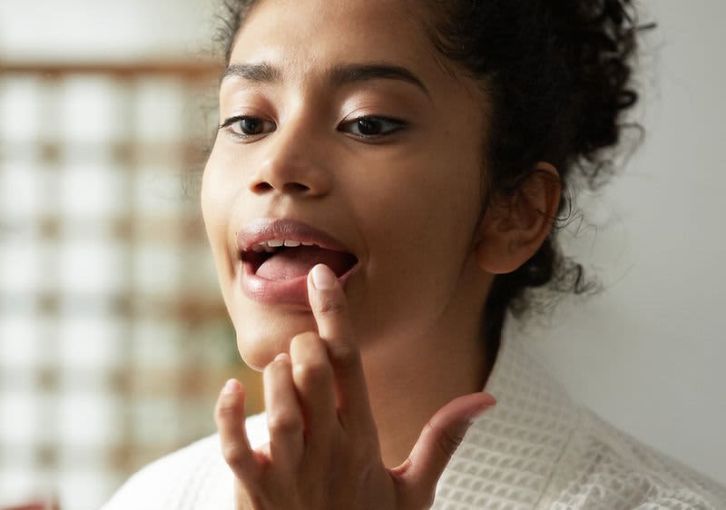 Frau mit trockenen Lippen