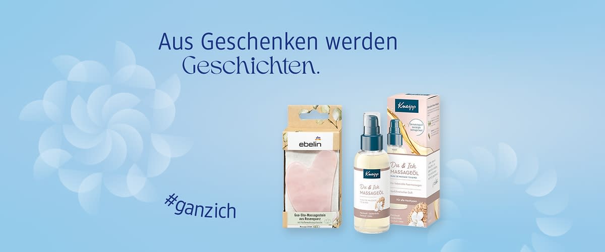 Ein Ebelin und ein Kneipp Produkt vor blauem Hintergrund mit den Texten „Aus Geschenken werden Geschichten“ und „#ganzich“