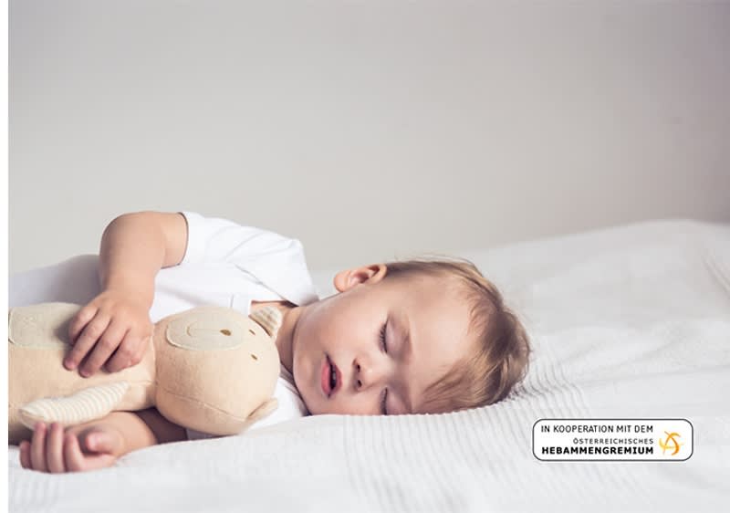 schlafendes Baby mit Teddybär