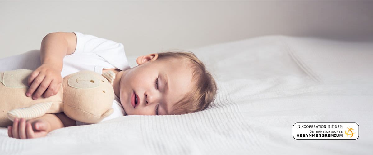schlafendes Baby mit Teddybär