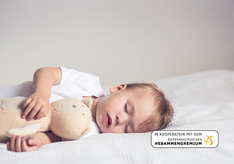 schlafendes Baby mit Teddybär