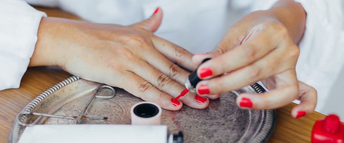Nagellack auftragen auf Fingernägel mit rotem Nagellack