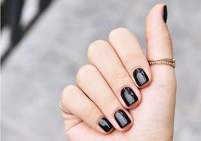 Schwarze Nägel