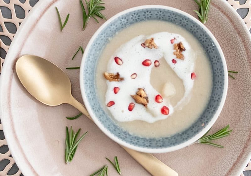 Karfiolcremesuppe mit Tahin und karamellisierten Walnüssen