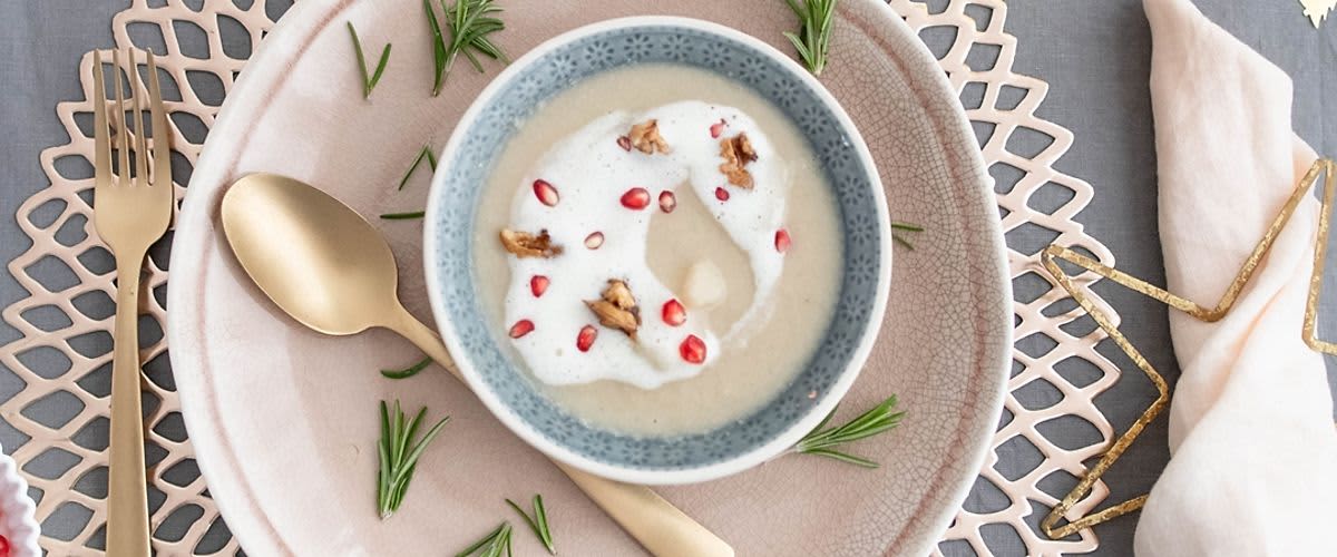 Karfiolcremesuppe mit Tahin und karamellisierten Walnüssen