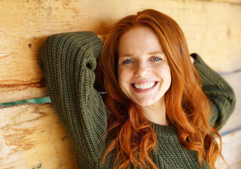 junge rothaarige Frau