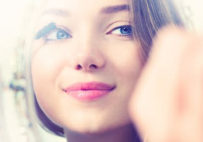 Junge Frau trägt Mascara auf