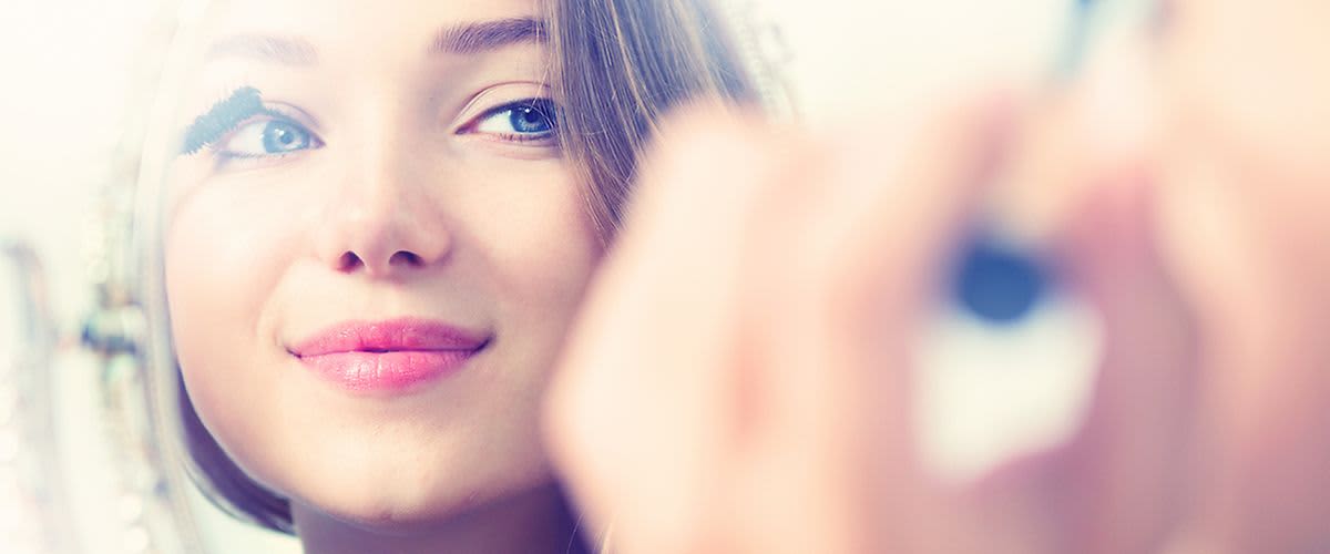 Junge Frau trägt Mascara auf