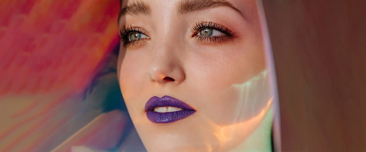 Frau mit lila Lippenstift