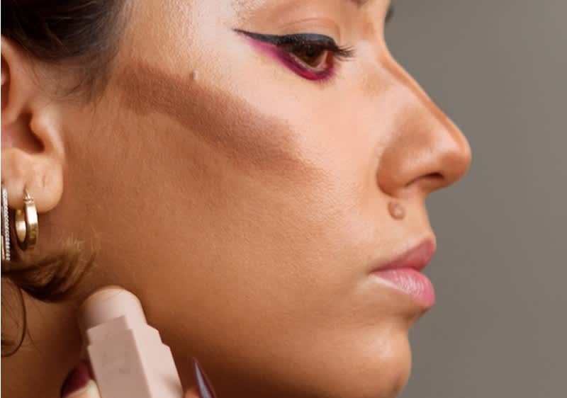 Frau trägt Contouring auf