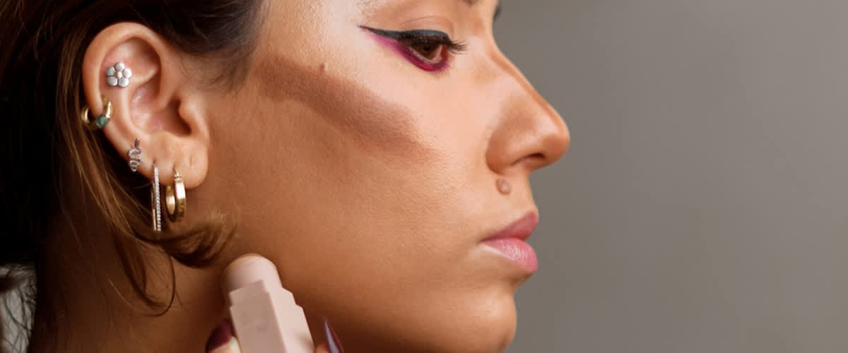 Frau trägt Contouring auf