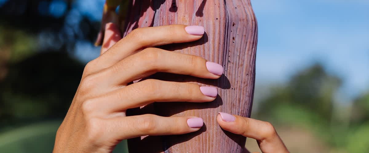 Zwei Hände mit rosa Nägeln