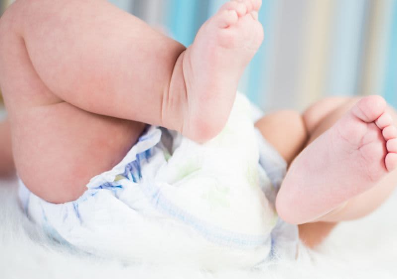 Baby mit Windel, liegend und von unten fotografiert