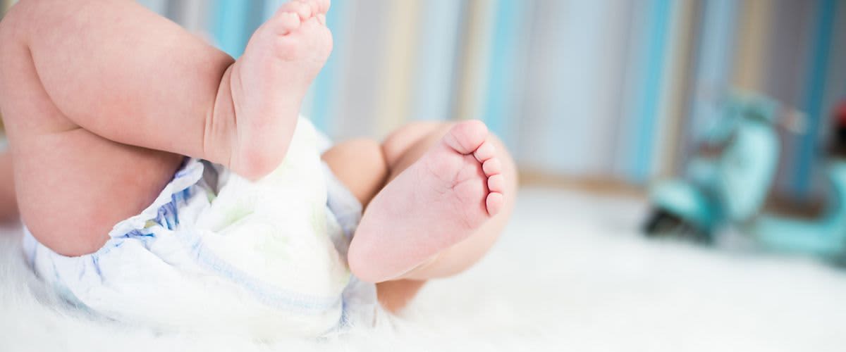 Baby mit Windel, liegend und von unten fotografiert