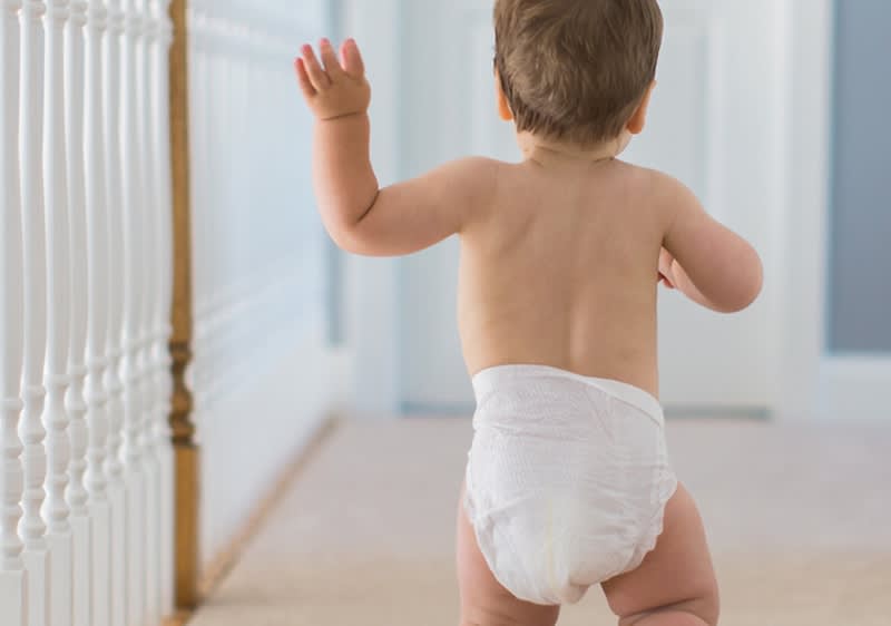 Baby trägt Windel