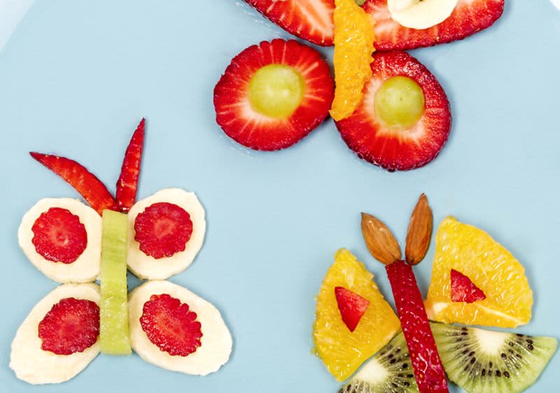 Teller mit Schmetterlingen aus Obst für Kleinkinder