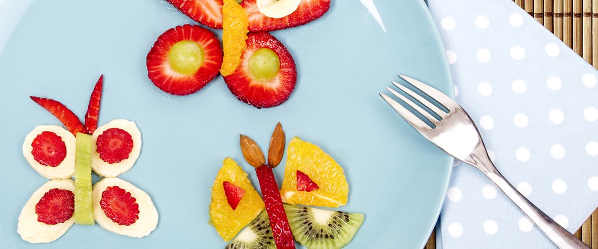 Teller mit Schmetterlingen aus Obst für Kleinkinder