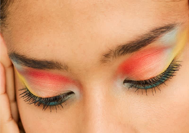 Frau mit geschminkten Augen