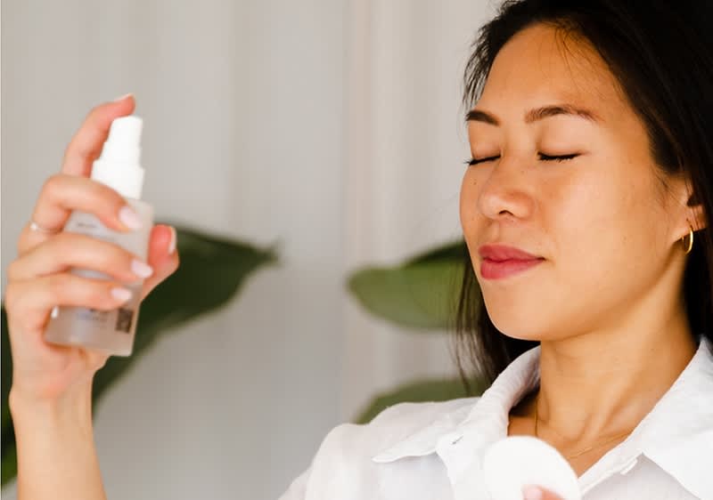 Frau bei Verwendung von Fixing Spray