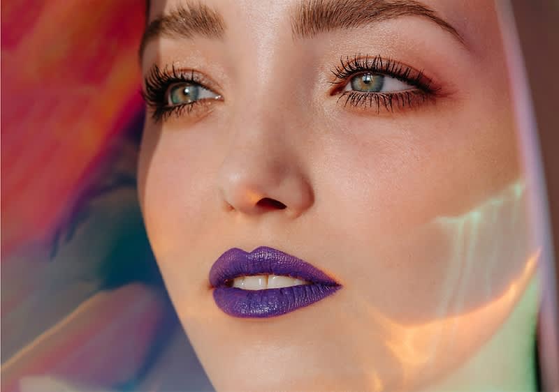 Frau mit lila Lippenstift