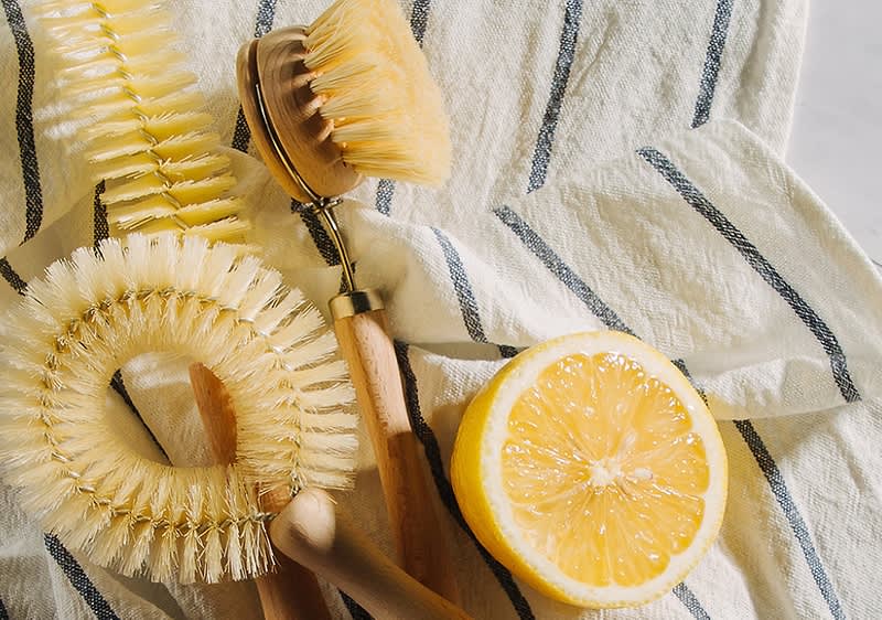 Putzartikel auf Geschirrtuch