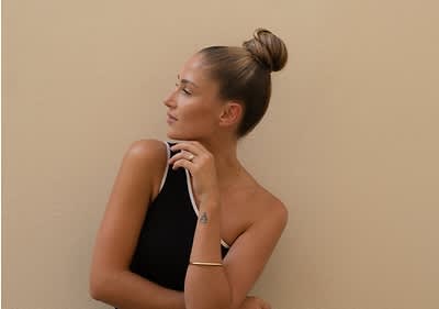 Frau mit Sleek Bun