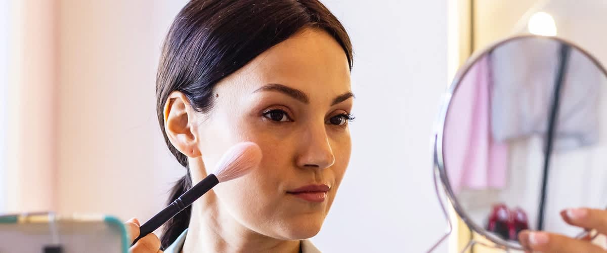 Frau trägt Highlighter auf