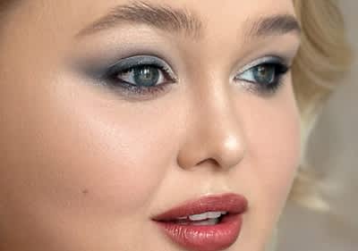 Frau mit verführerisch geschminkten Smokey Eyes